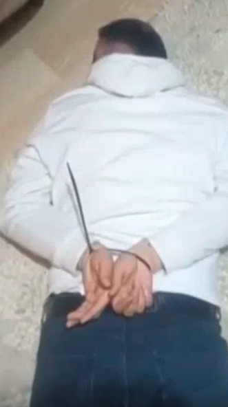 İstanbul Kağıthane’de 19 yaşındaki şüpheli, yolda yürüyen bir kişiye kalaşnikofla ateş açtı. Yaralanan kişi boğuşma sırasında silahı alırken, kaçmaya çalışan şüpheli polis takibi sonucu yakalandı.