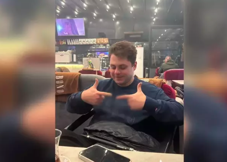 Üniversite öğrencisi 25 yaşındaki Deniz İbişler, arkadaşıyla buluşmak üzere evinden ayrıldıktan sonra kayboldu. Günlerdir kendisine ulaşılamayan genç için polis ekipleri çok yönlü arama çalışması yürütürken, ailesi endişe içinde gelecek iyi bir haberi bekliyor.