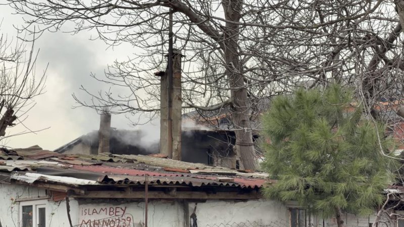Arnavutköy’de yaşlı adamın yaşadığı gecekondu tamamen yandı