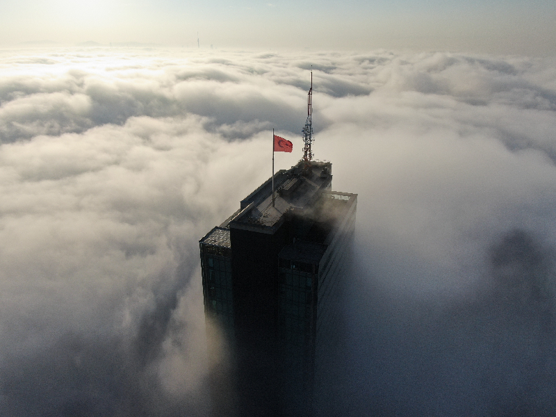 İstanbul Levent'te sise bürünen gökdelenler, kartpostallık görüntüler oluşturdu.