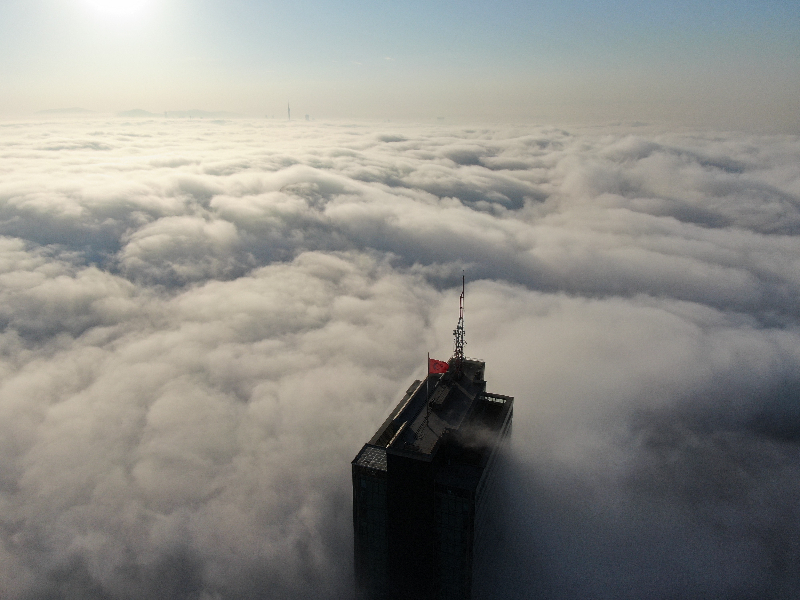 İstanbul Levent'te sise bürünen gökdelenler, kartpostallık görüntüler oluşturdu.