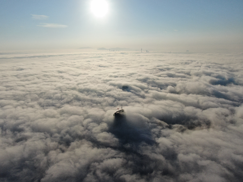 İstanbul Levent'te sise bürünen gökdelenler, kartpostallık görüntüler oluşturdu.