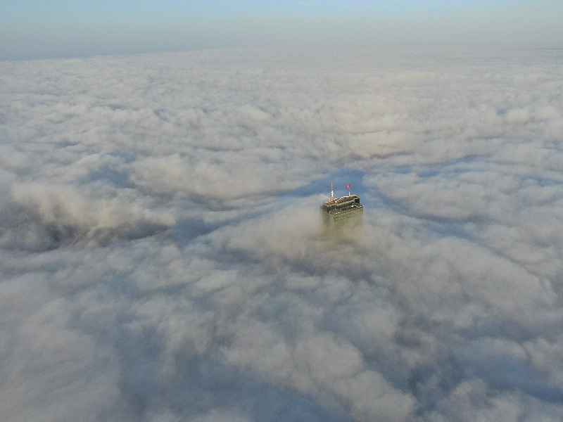 İstanbul Levent'te sise bürünen gökdelenler, kartpostallık görüntüler oluşturdu.