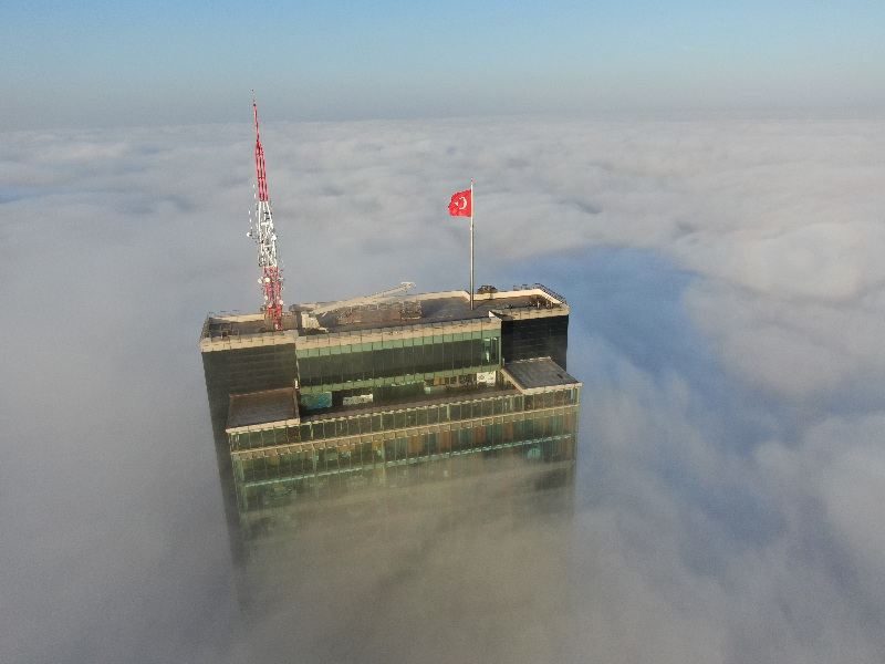 İstanbul Levent'te sise bürünen gökdelenler, kartpostallık görüntüler oluşturdu.