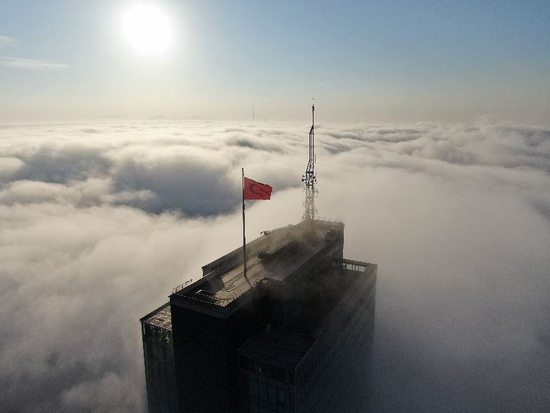 İstanbul Levent'te sise bürünen gökdelenler, kartpostallık görüntüler oluşturdu.