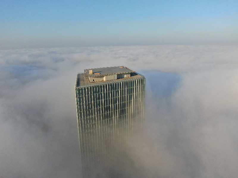 İstanbul Levent'te sise bürünen gökdelenler, kartpostallık görüntüler oluşturdu.