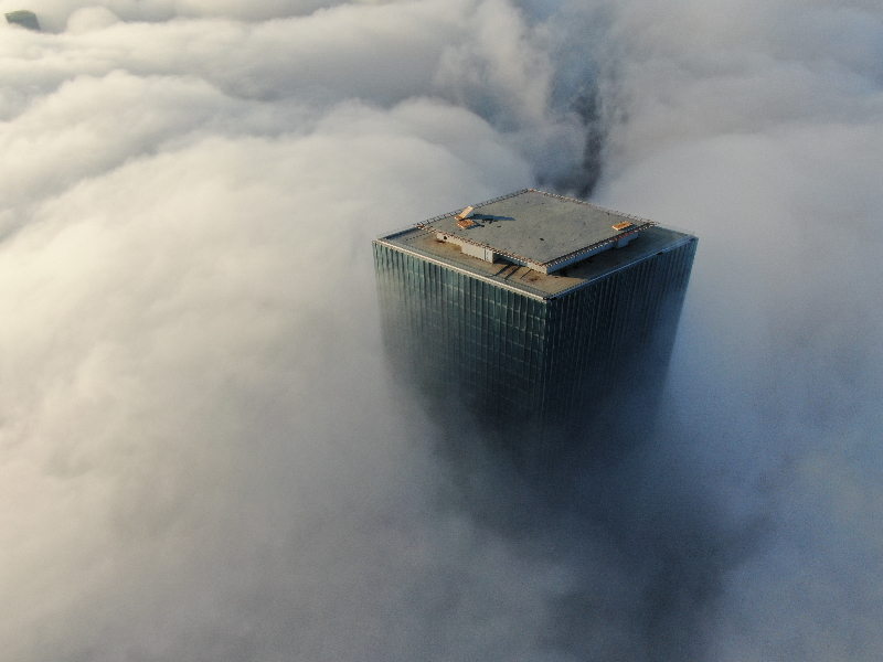 İstanbul Levent'te sise bürünen gökdelenler, kartpostallık görüntüler oluşturdu.