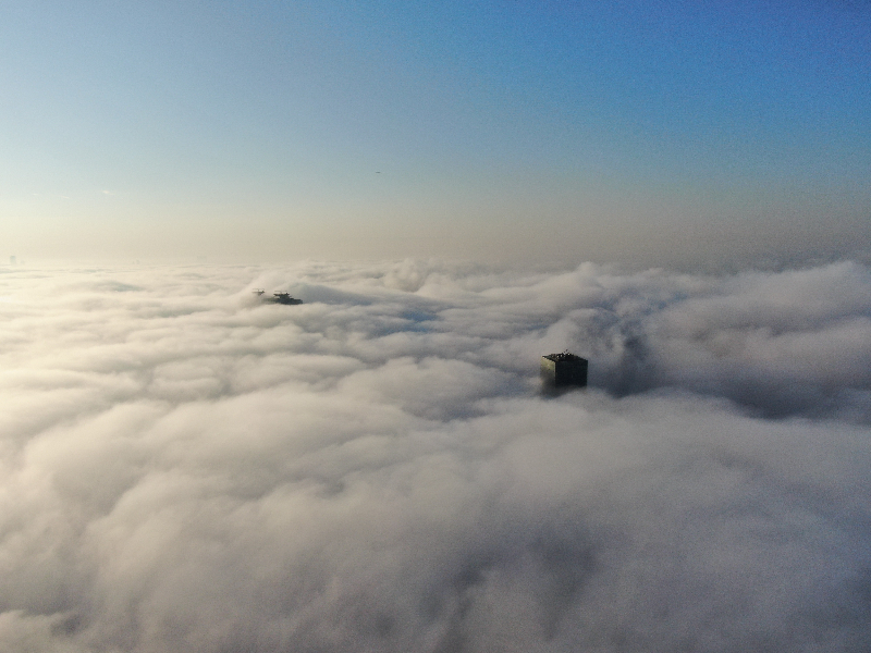 İstanbul Levent'te sise bürünen gökdelenler, kartpostallık görüntüler oluşturdu.