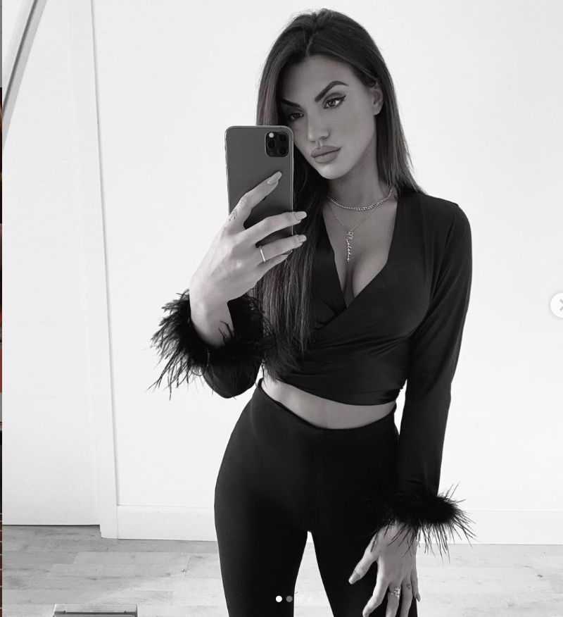 Melodie Penalver Pozlarıyla Göz Dolduruyor