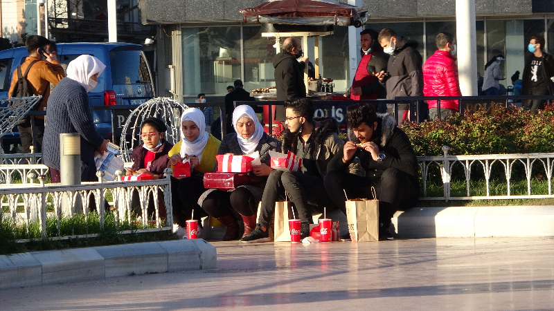 Taksim Yılbaşı Öncesi Cıvıl Cıvıl