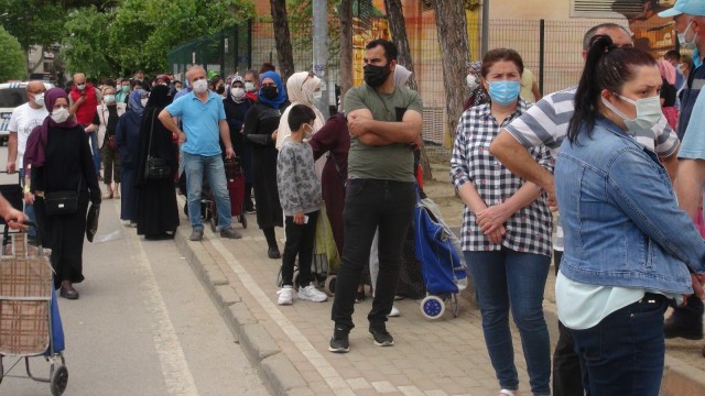 1 hafta kapalı kalan semt pazarları vatandaşların akınına uğradı