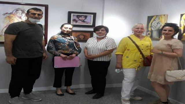 12 Ressamdan karma sergi