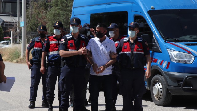150 bin liralık altını eliyle dolandırıcılara verdi, gerçek jandarma yarım saat sonra geri getirdi