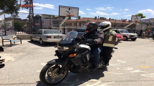 150 motosikletçiden bayramı evde geçiren çocuklara hediye
