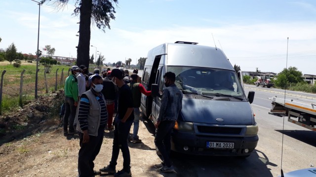 16 kişilik minibüsten 28 yolcu çıktı