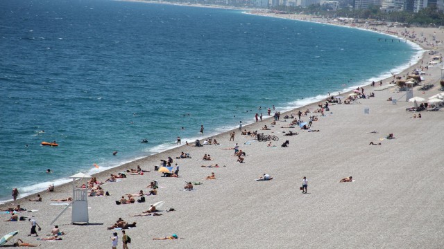 17 günün ardından Antalya sahillerinde maske kuralı unutuldu