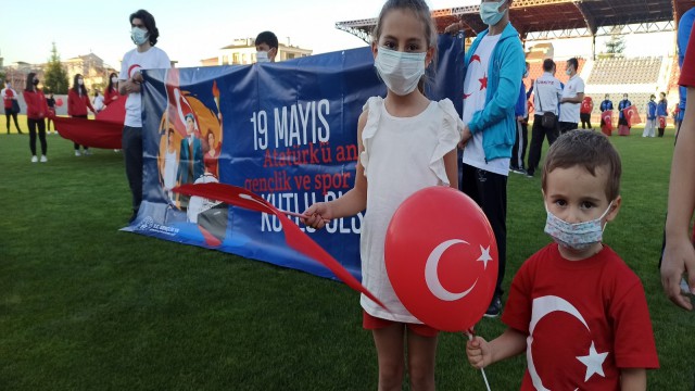 19 Mayıs coşkusunu stadyumda İstiklal Marşını okuyarak yaşadılar
