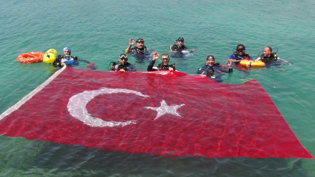 19 Mayısta deniz altında 30 metrelik Türk bayrağı açtılar
