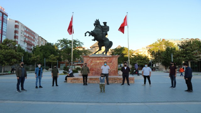 19.19da Kırşehirde hayat durdu, gençler Cacabey Meydanında İstiklal Marşı okudu
