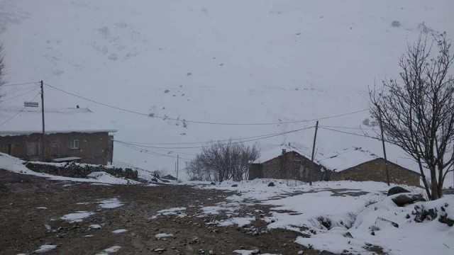 2 bin 600 rakımlı Dumlu Yaylası, yağan karla beyaza büründü