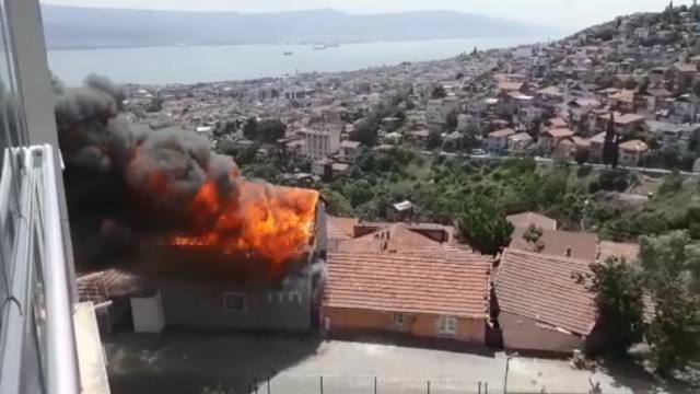 2 katlı ev alev alev yandı, başka dairelere de zarar verdi