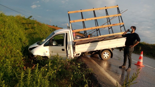 2 kişinin yaralandığı kazada sürücülerin duyarsızlığına tepki gösterdi