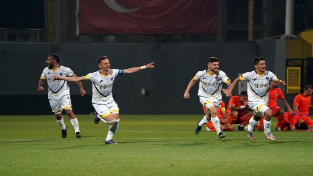 2. Lige yükselen Bucaspor 1928 kupasını aldı