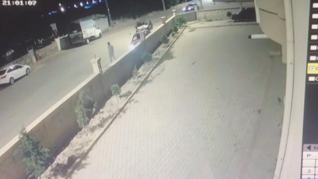 2 otomobile çarpıp yaralı halde kaçan sürücü güvenlik kameralarına yakalandı