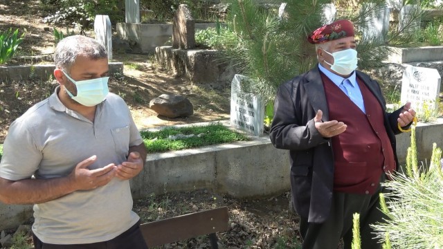 28 yıldır her bayram önce şehit çocuklarının kabrini ziyaret ediyor