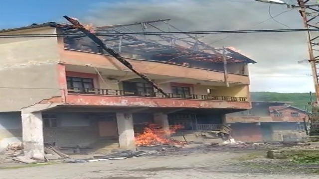 3 katlı bina yangında kullanılamaz hale geldi