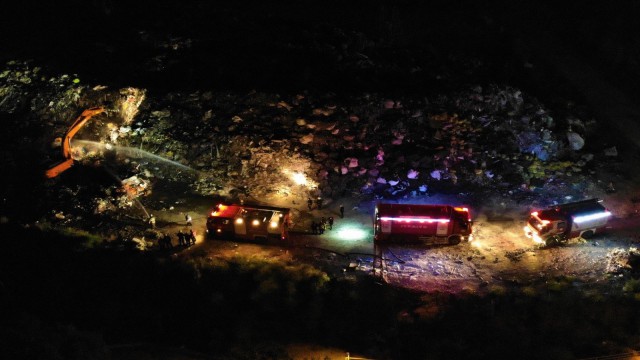 30 dönümlük atık sahası alevlere teslim oldu