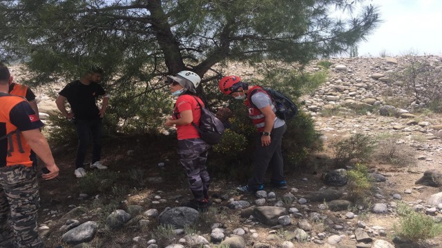 4 gündür kayıp olan yaşlı kadın dere yatağında bitkin halde bulundu