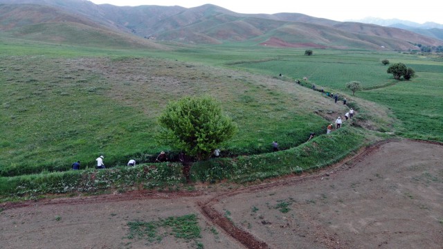 4 kilometrelik sulama kanalını 70 yıldır imece usulüyle temizliyorlar