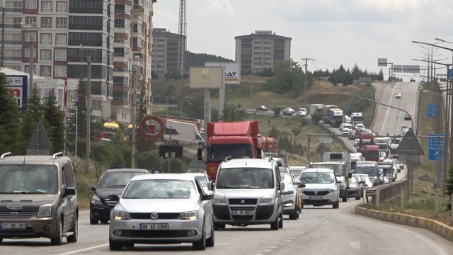43 ilin bağlantı noktasında trafik yoğunluğu