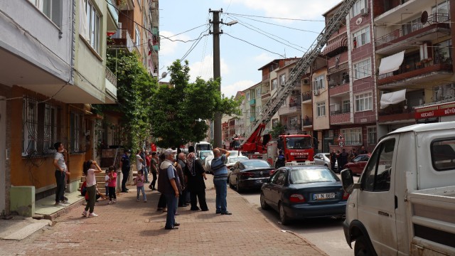 5 katlı binanın çatısında çıkan yangın korkuttu