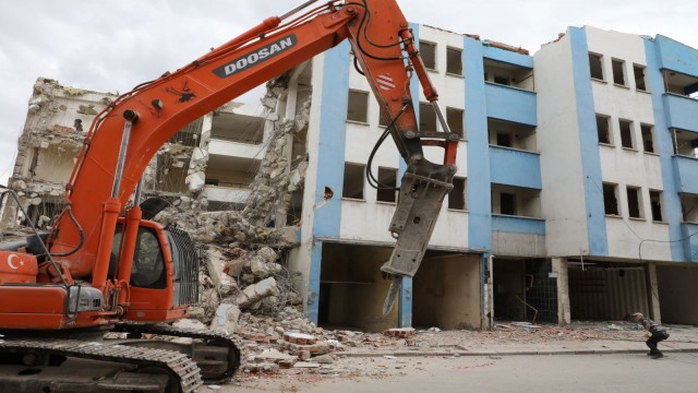 50 yıllık geçmişe sahip binanın yıkımına başlandı