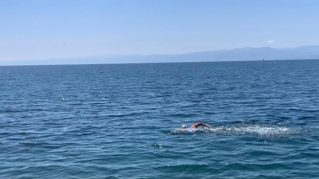 6 kıtada yüzmek üzere yola çıkan Türk yüzücü Sinopta da sprint triatlon yaptı