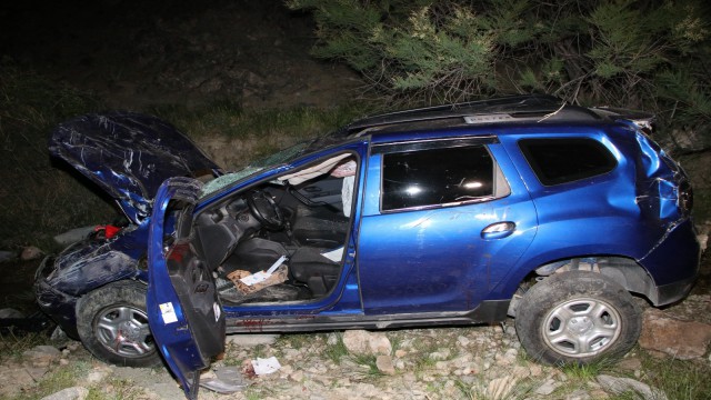 60 metreden dereye yuvarlandı, sürücü yaralı kurtuldu