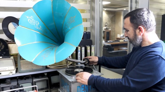 70, 80 VE 90lı yılların eski malzemelerini toplayarak koleksiyon yaptı