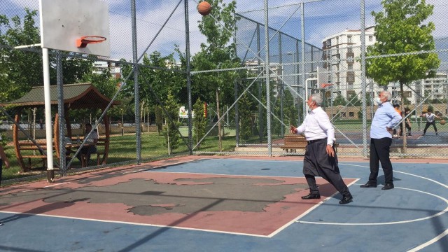 70lik dede şalvarını giydi, basketbol topunu alıp potanın önüne koştu