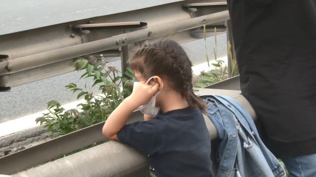 8 kişinin yaralandığı kazada korkusunu atlatmak için minik parmakları ile kulaklarını tıkadı