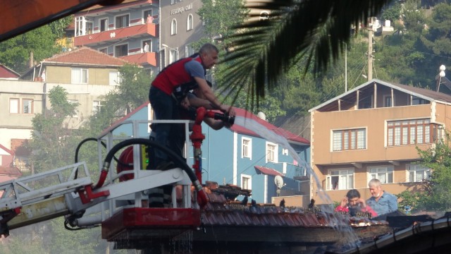 9 dükkanı etkileyen yangın söndürüldü