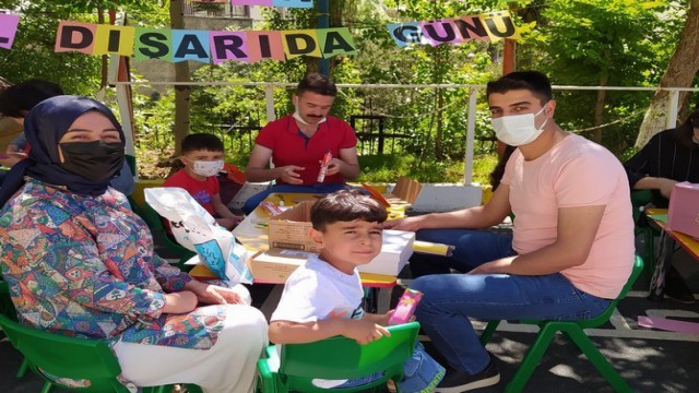 Açık havada minik öğrencilere eğitim