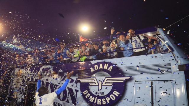Adana Demirspor, tesislerde havai fişek gösterisi ve konfetilerle karşılandı