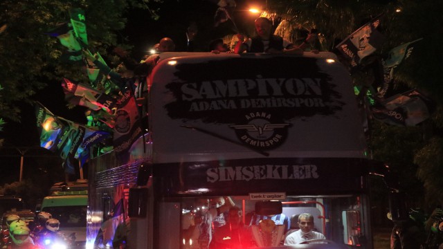 Adana Demirspor, üstü açık otobüsle kentte şampiyonluk turu attı
