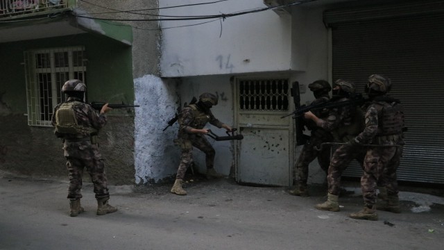 Adana merkezli 3 ilde PKK/KCKnın siyasi alan yapılanmasına operasyon