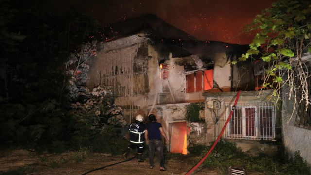 Adanada ahşap müstakil evde çıkan yangın korkuttu