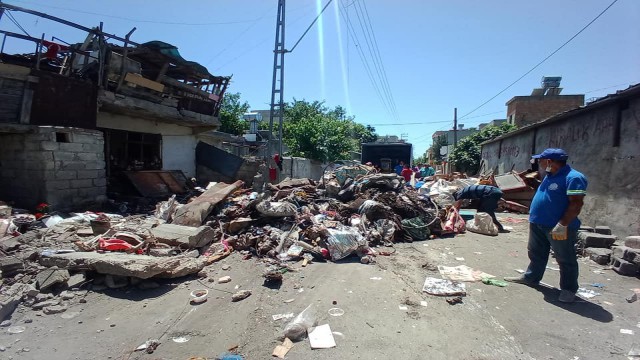 Adanada bir evden 6 kamyon çöp çıkarıldı