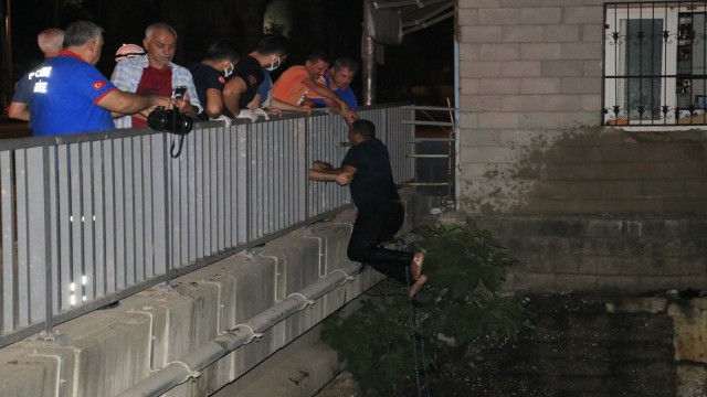 Adanada kontrolden çıkan tır dereye düştü: 1 yaralı