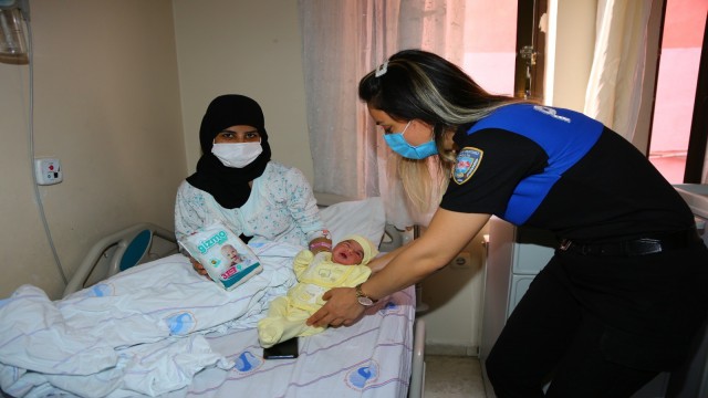 Adanada polis bebek bezi dağıttı